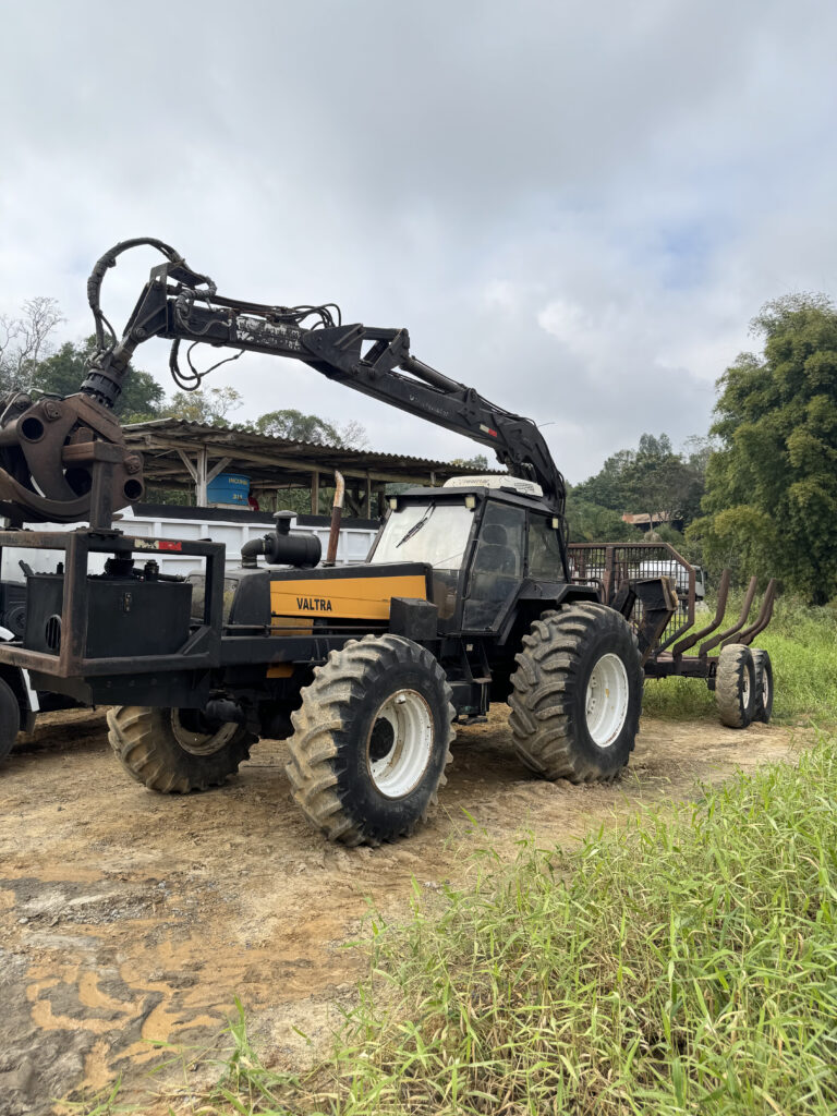 Trator Valtra BH 180 com Baldeadeira usado revisado em Rio do Sul pela Expresso Iracema