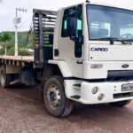 Caminhão Ford Cargo 2622 com prancha usado revisado em Rio do Sul pela Expresso Iracema