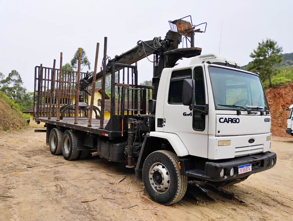 Caminhão Ford Cargo 6332 6x4 com Munck usado revisado em Rio do Sul pela Expresso Iracema