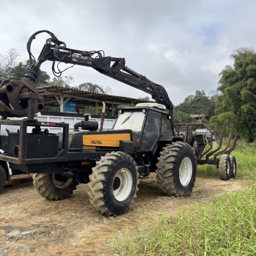 Trator Valtra BH 180 com Baldeadeira usado revisado em Rio do Sul pela Expresso Iracema