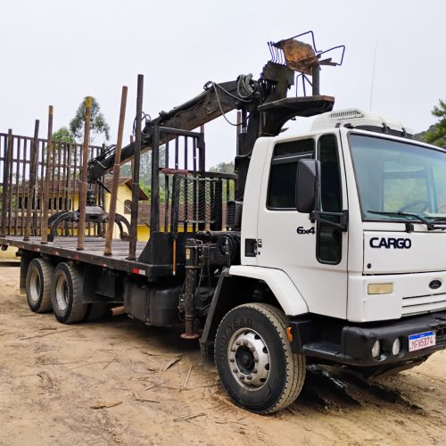 Caminhão Ford Cargo 6332 6x4 com Munck usado revisado em Rio do Sul pela Expresso Iracema